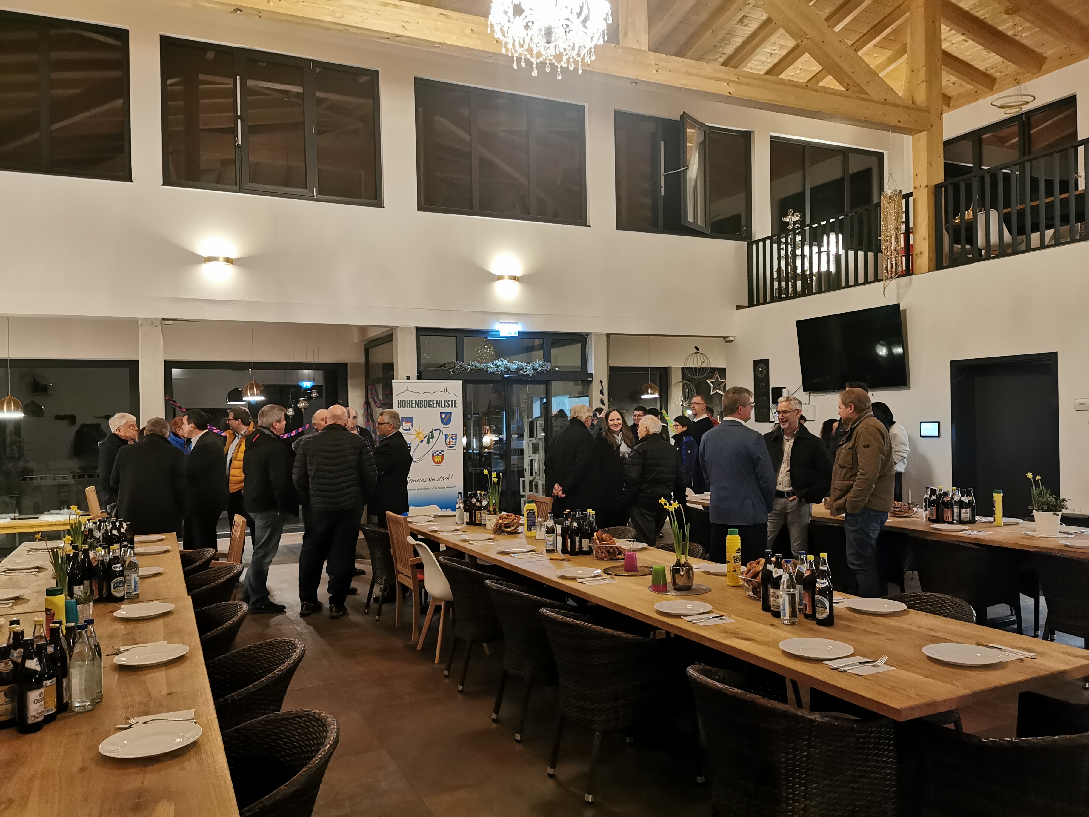 Hohenbogenliste erkundet Betreutes Wohnen in Thenried – Nähe zu den Menschen und Unterstützung für regionale Betriebe im Mittelpunkt